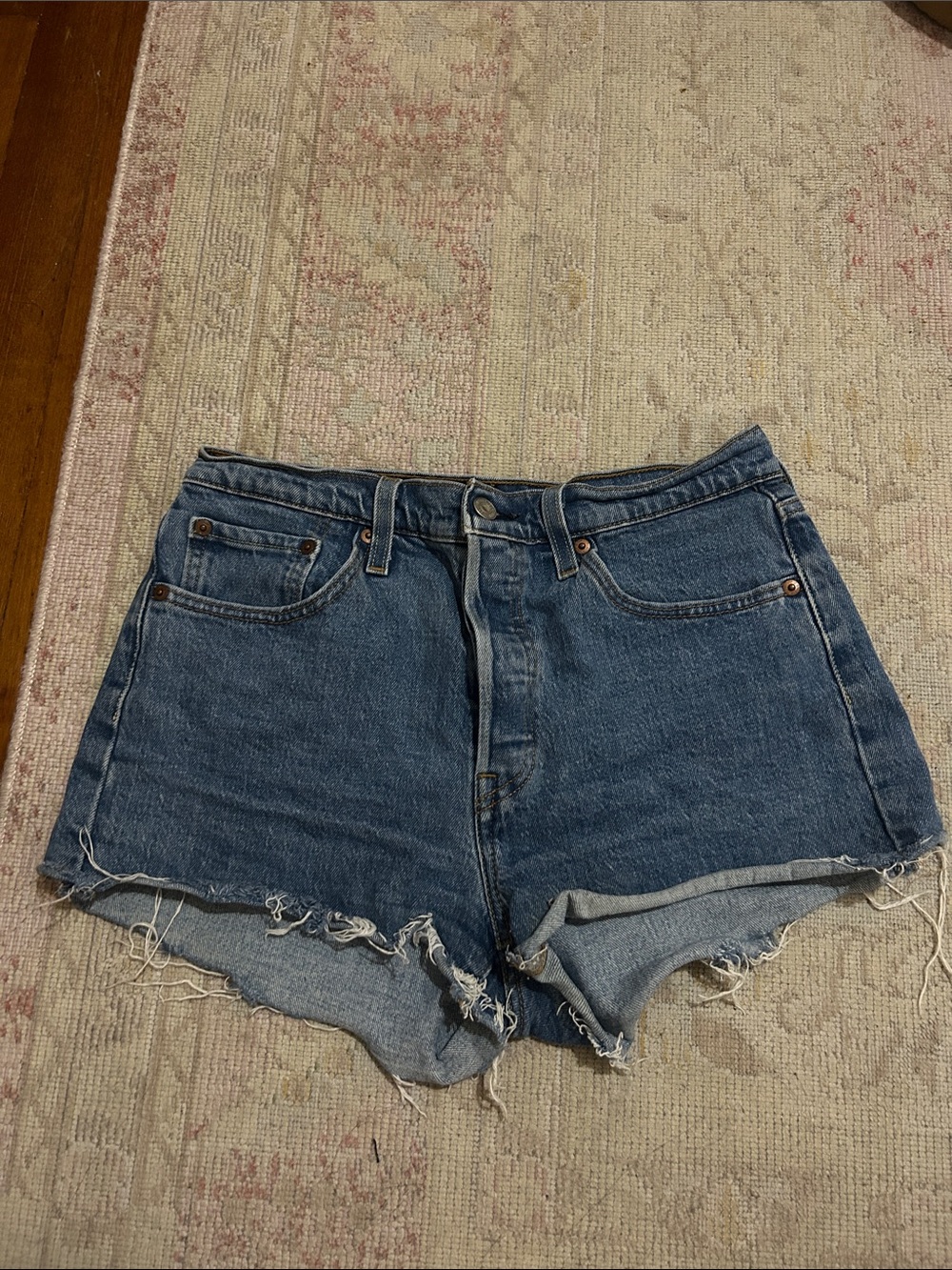 Levi's Women's Medium Blue Denim Cutoff Ankle Jeans - Picture 2 of 3